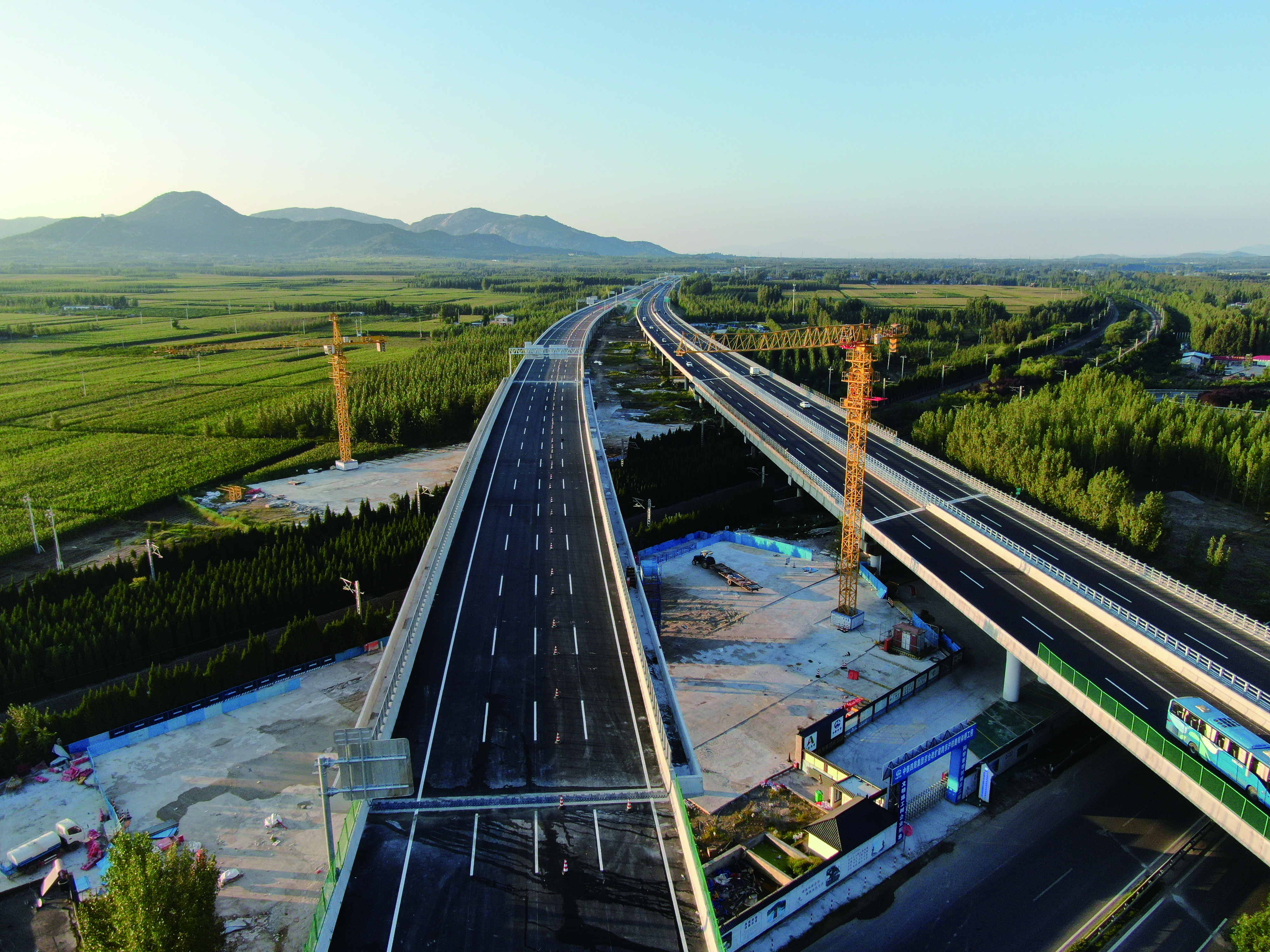 1742887412676607.jpg 京臺高速公路泰安至棗莊(魯蘇界)段改擴(kuò)建工程.jpg